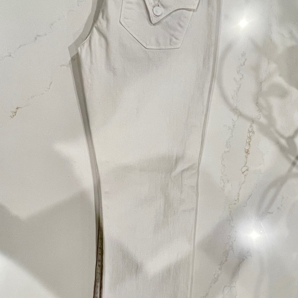 HUDSON white jeans w/back pocket flap. RN#107906 CA#00635. Bootcut, stretch. - Picture 5 of 10